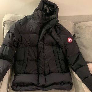 Mens Canada goose coat size XL. Lightly worn. Rip on one side of arm/see photos